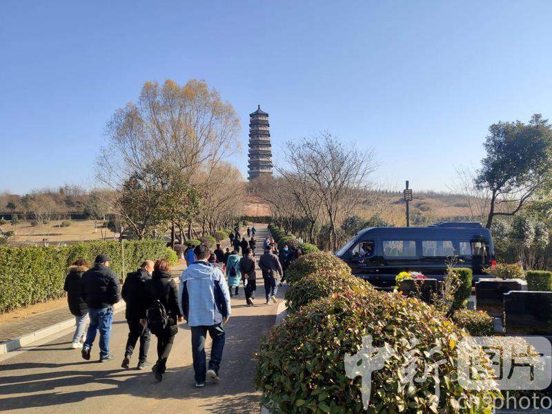 陵園安葬祭祀忙1.jpg 陵園安葬祭祀忙1.jpg